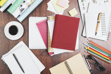 Malzemeleri ile modern ofis masaları
