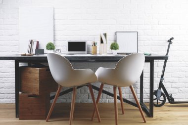 Modern iç tasarımcı çalışma alanı ile