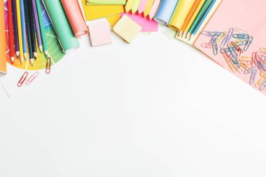 Malzemeleri ile beyaz çalışma alanı 