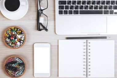 Modern ahşap çalışma alanı öğeleri ile