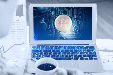 Bitcoin dizüstü bilgisayar kullanarak iş adamı