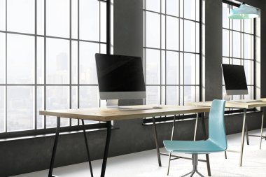 Office yan coworking içinde boş bilgisayar 