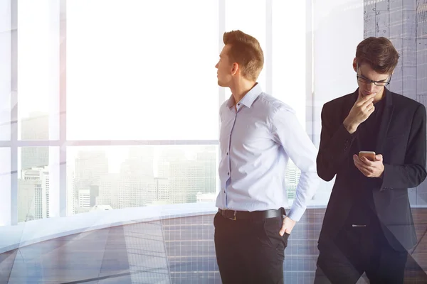 Businessmen using smartphone in office — Stock Photo, Image