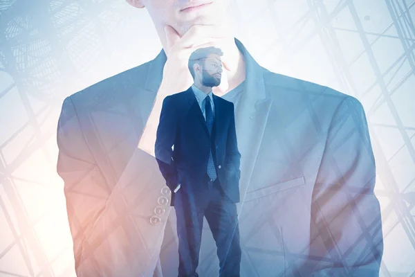 Affärsman som stående på abstrakt bakgrund — Stockfoto