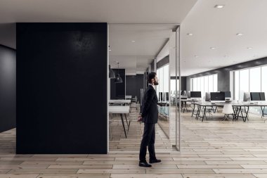 İşadamı içinde yazıhane ile boşaltmak