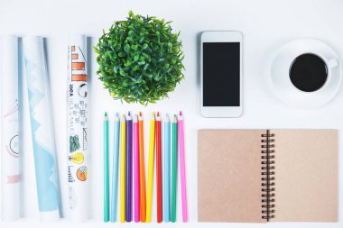 Beyaz masa üstü nesneleri ile çağdaş