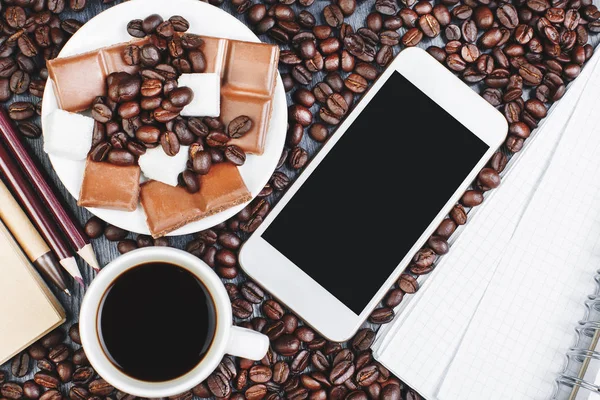 Mesa de madeira contemporânea com smartphone e café — Fotografia de Stock