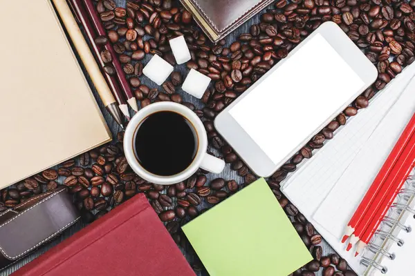 Mesa de madeira com smartphone e café — Fotografia de Stock