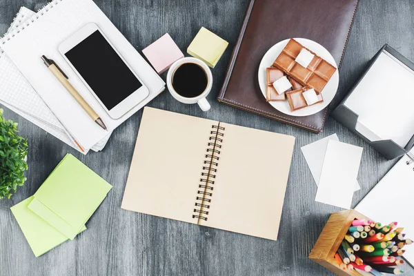 Moderner Holztisch mit Smartphone und Kaffee — Stockfoto