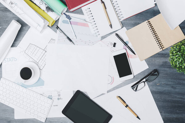 Современный настольный компьютер с чистым тачпадом и смартфоном
 