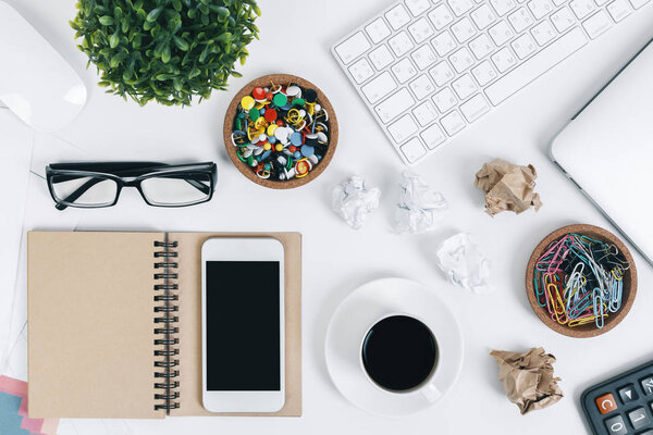 Современный белый стол с предметами
