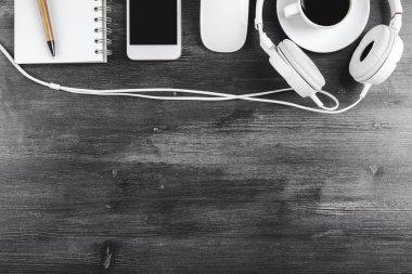 Ahşap masa üstü öğeleri ile gri