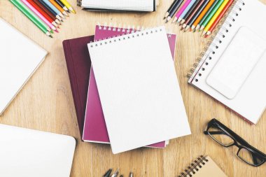 Office öğeleri ve cihazlar ile ahşap masa