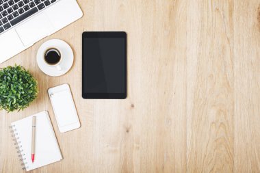 Modern ofis masa üstü boş cihazlar ile