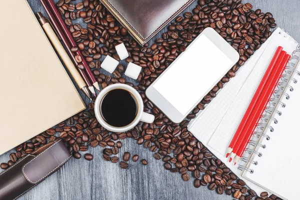 Escritorio de madera con smartphone y café —  Fotos de Stock