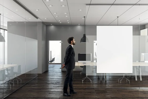 Homme d'affaires dans un bureau moderne avec bannière — Photo