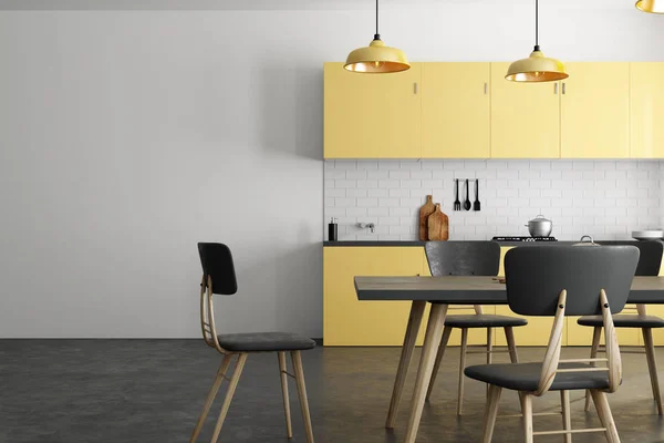 Sarı mutfak ile boşaltmak — Stok fotoğraf