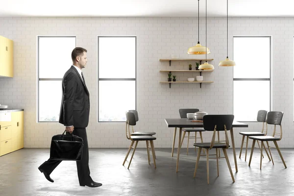 現代のキッチンに歩くビジネスマン — ストック写真