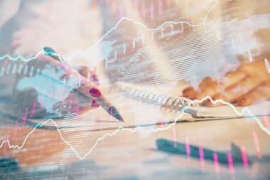 Forex grafik hologramı ile not lar yapan kadın ellerinin çift pozlama. Kavram teknik analizi.