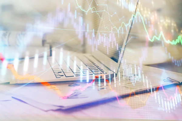 Forex Grafiek hologram op tafel met computer achtergrond. Meervoudige blootstelling. Begrip financiële markten. — Stockfoto