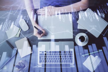 Finansal grafik WOMANS el notları arka plan alarak görüntülenir. Araştırma kavramı. Çoklu pozlama