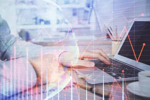 Multi-Exposition des Börsendiagramms mit einem Mann, der am Computer im Hintergrund arbeitet. Konzept der Finanzanalyse. — Stockfoto