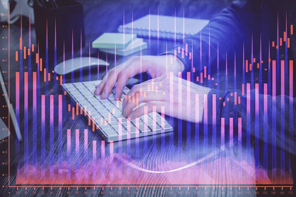 Grafico azionario con uomo d'affari che digita sul computer in ufficio sullo sfondo. Concetto di analisi. Doppia esposizione . — Foto Stock