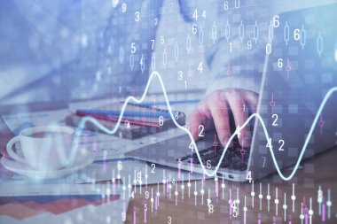 Arka planda ofiste bilgisayarda çalışan işadamı ile Forex grafiği. Sert çalışma kavramı. Çoklu pozlama.