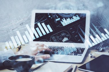 Arka planda ofiste bilgisayarda çalışan işadamı ile Forex grafiği. Sert çalışma kavramı. Çift Pozlama.