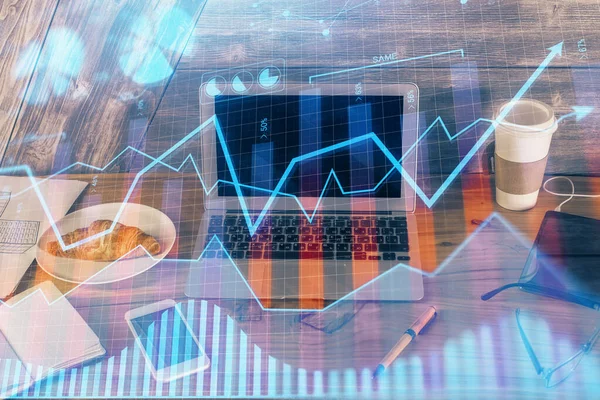 Mehrfachbelichtung von Diagramm- und Finanzinformationen und Arbeitsbereich mit Computerhintergrund. Konzept des internationalen Online-Handels. — Stockfoto