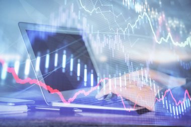 Forex grafik arka plan ile borsa dizüstü bilgisayar ile notlar yazma mans elçift pozlama. Üst Görünüm. Araştırma ve ticaret kavramı.