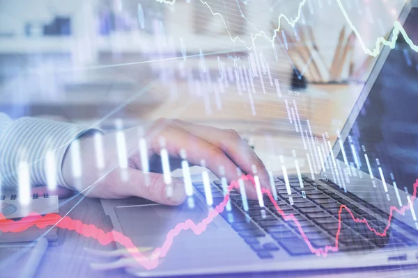 Doble exposición de manos mans escribir notas con el ordenador portátil de la bolsa con fondo gráfico de divisas. Vista superior. Concepto de investigación y comercio . —  Fotos de Stock