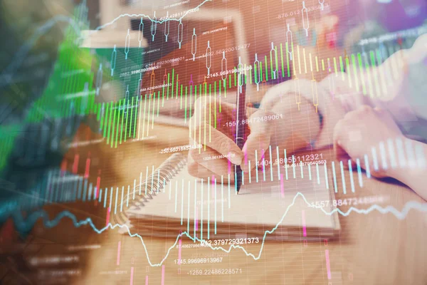 Devisendiagramm auf der Hand von Frauen, die Notizen Hintergrund angezeigt. Forschungskonzept. Doppelbelastung — Stockfoto