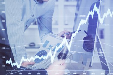 Arka planda ofiste bilgisayarda işadamı yazarak grafiğin çift pozlama. Zor iş kavramı.