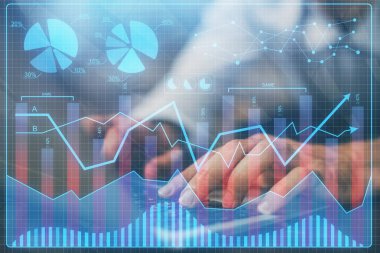 Arka planda ofiste bilgisayarda çalışan işadamı ile Forex grafiği. Sert çalışma kavramı. Çoklu pozlama.