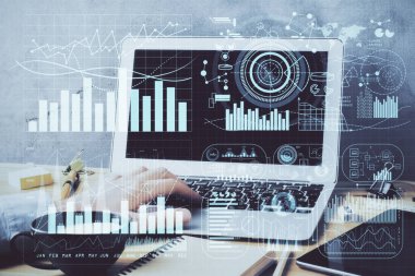 Arka planda ofiste bilgisayarda çalışan işadamı ile Forex grafiği. Sert çalışma kavramı. Çift Pozlama.