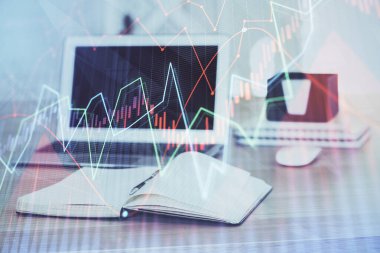 Masası ve kişisel bilgisayarı olan borsa grafiği. Çifte maruziyet. Mali analiz kavramı.