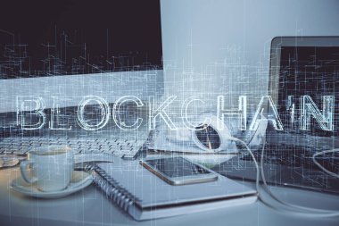 Blockchain temalı holograma ve bilgisayar arkaplanlı masaya çoklu maruz kalma. Bitcoin şifreleme para birimi kavramı.
