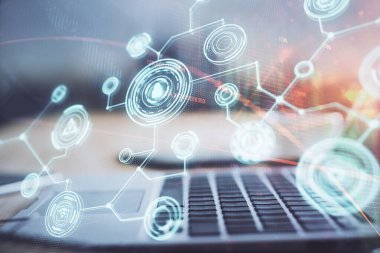 Sosyal ağ tema simgesi olan masaüstü bilgisayarı. Çoklu maruz kalma. Uluslararası bağlantılar kavramı.