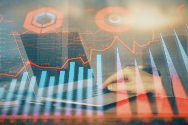 Dizüstü bilgisayar ve borsa grafik arka plan ile işadamları nın ellerini çift pozlama. Araştırma ve ticaret kavramı.