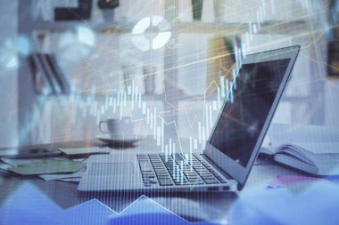 Masası ve kişisel bilgisayarı olan borsa grafiği. Çoklu maruz kalma. Mali analiz kavramı.