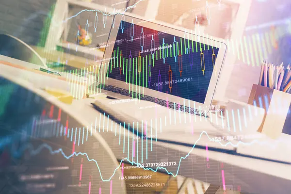 Finanzgrafik bunte Zeichnung und Tabelle mit Computer auf dem Hintergrund. Doppelbelichtung. Konzept der internationalen Märkte. — Stockfoto