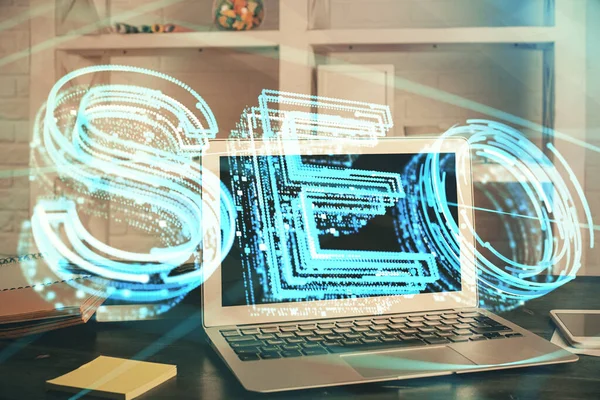 Bilgisayar ve seo çizim hologramı olan çok katmanlı bir tablo. Arama optimizasyon kavramı.