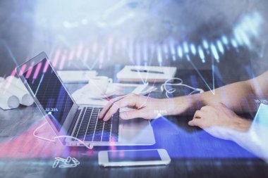 Arka planda bilgisayarla çalışan bir adamla iki kez ön x çizelgesine maruz kaldık. Pazar analizi kavramı.