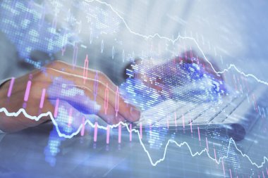 Arka planda ofiste bilgisayarda yazan adam ile grafik çift pozlama. Sıkı çalışma kavramı.