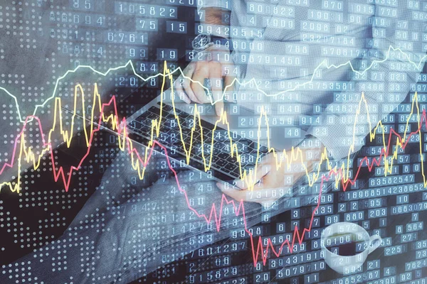 Forex Graph met zakenman werken op de computer in Office op de achtergrond. Concept van analyse. Dubbele belichting. — Stockfoto