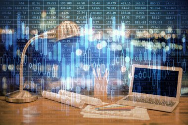 Forx grafiği ve bilgisayarla çalışma alanı çoklu pozlama. Uluslararası çevrimiçi ticaret kavramı.