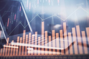 Finansal tablo çizimi ve arka planda bilgisayar olan bir tablo. Çoklu maruz kalma. Uluslararası pazarlar kavramı.