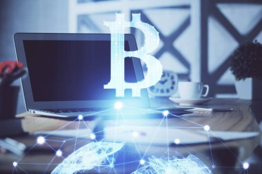 Blockchain temalı holograma ve bilgisayar arkaplanlı masaya çoklu maruz kalma. Bitcoin şifreleme para birimi kavramı.