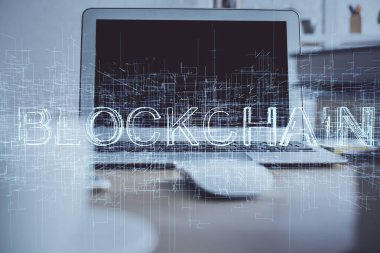 Blockchain temalı holograma ve bilgisayar arkaplanlı masaya çoklu maruz kalma. Bitcoin şifreleme para birimi kavramı.